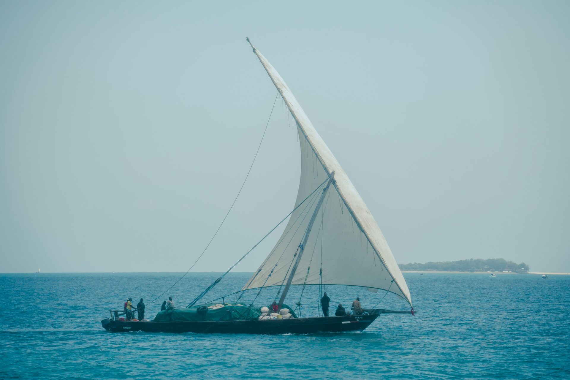 Tradycyjna łódź dhow na oceanie o zachodzie słońca