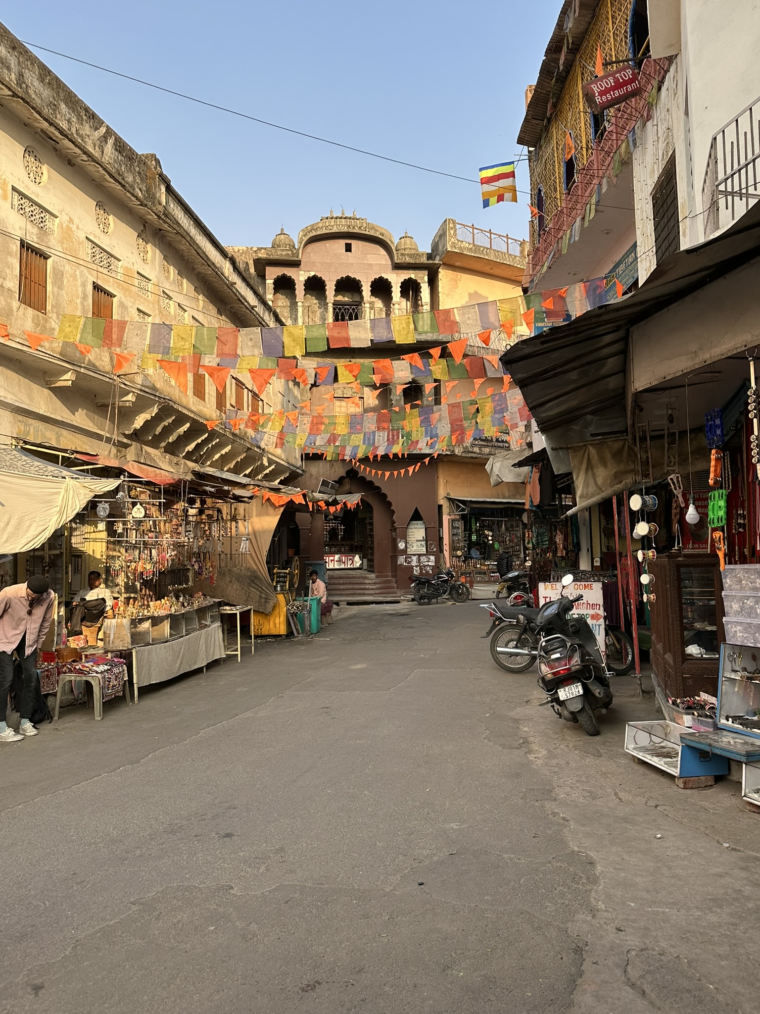 Kolorowy bazar w Pushkarze z flagami modlitewnymi i straganami