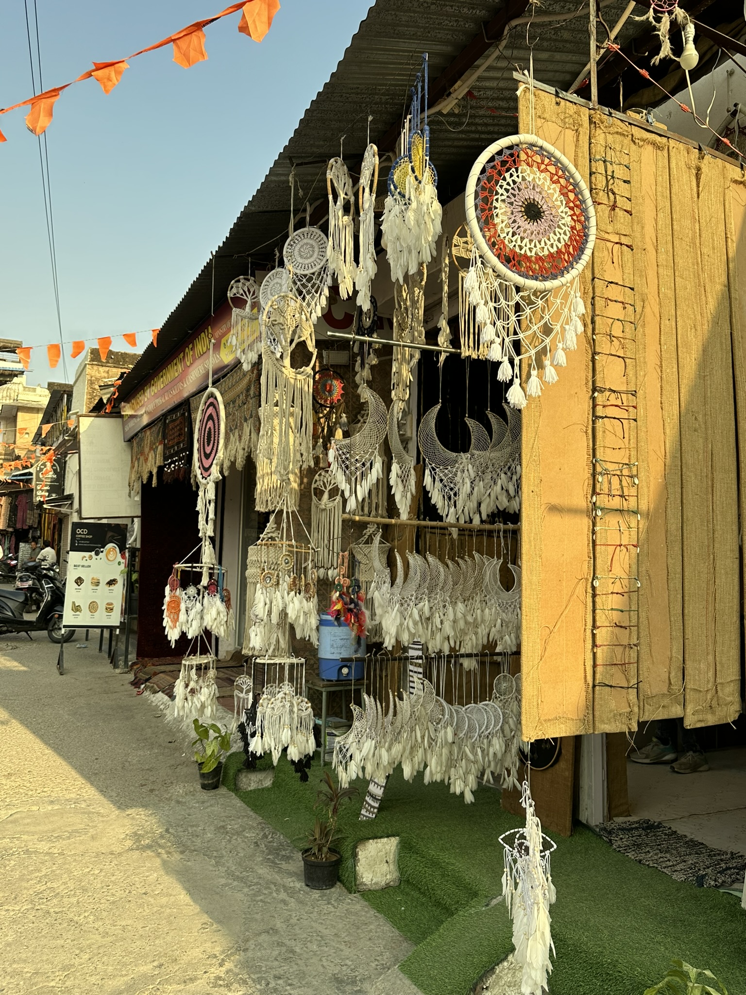 Bazar w Indiach z wiszącymi białymi łapaczami snów i ozdobami w kształcie księżyca
