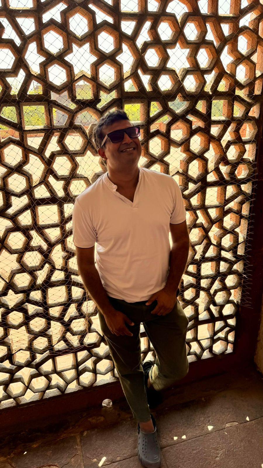 Vikas - nasz przewodnik po Indiach, przy kamiennej kracie w Fatehpur Sikri