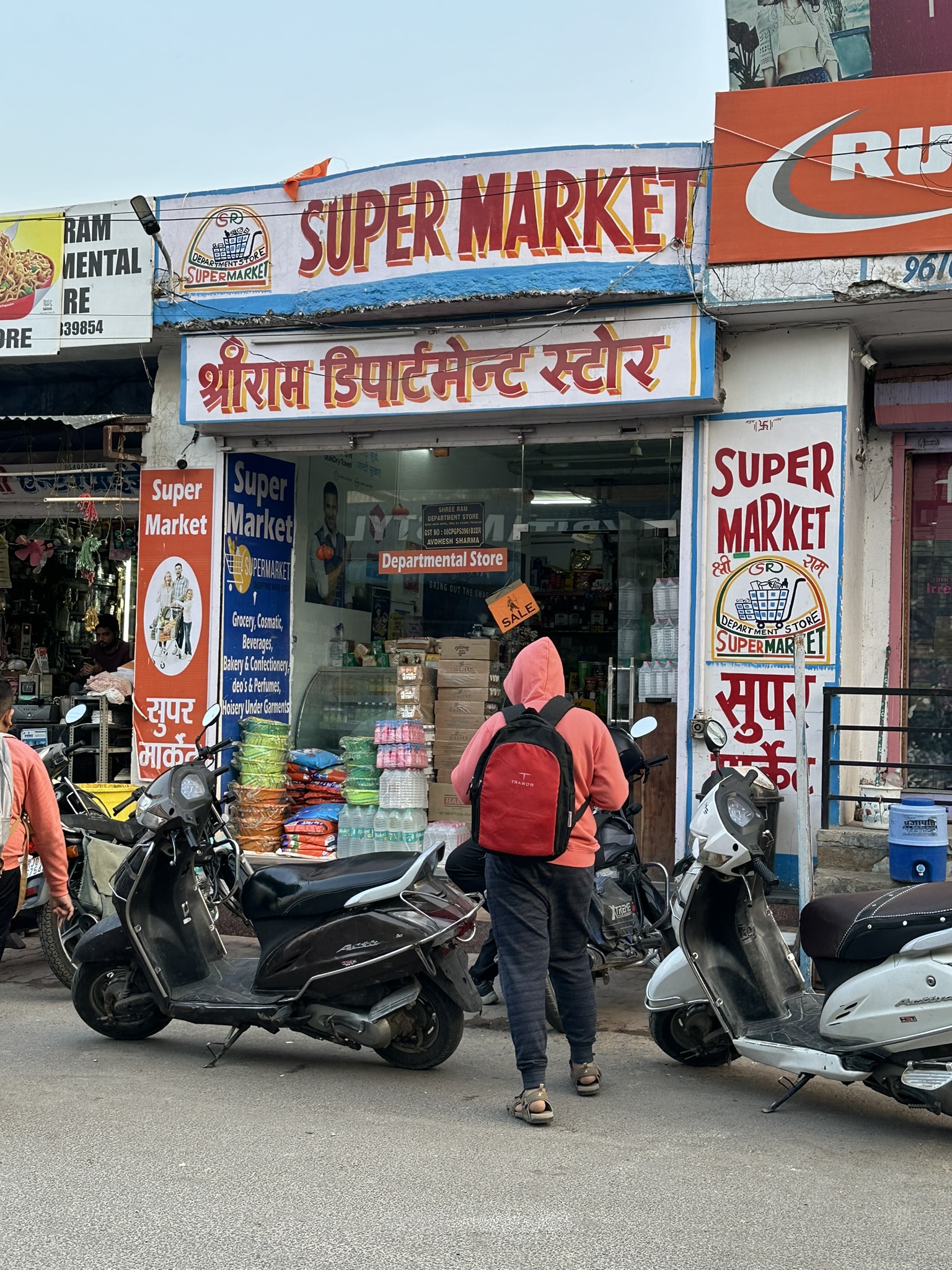 Indyjski supermarket z motorami na ulicy