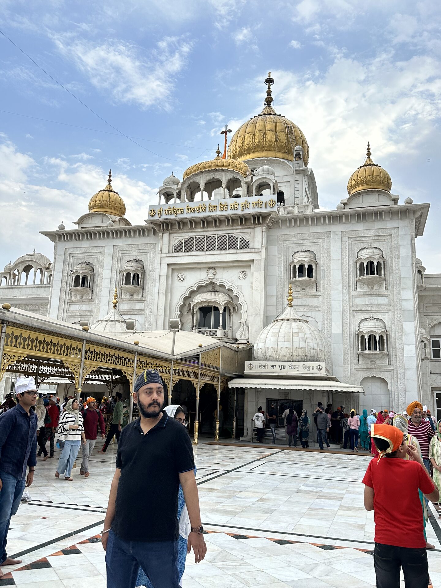 Gurudwara Bangla Sahib w Delhi, sikhijska świątynia z białego marmuru i złotymi kopułami