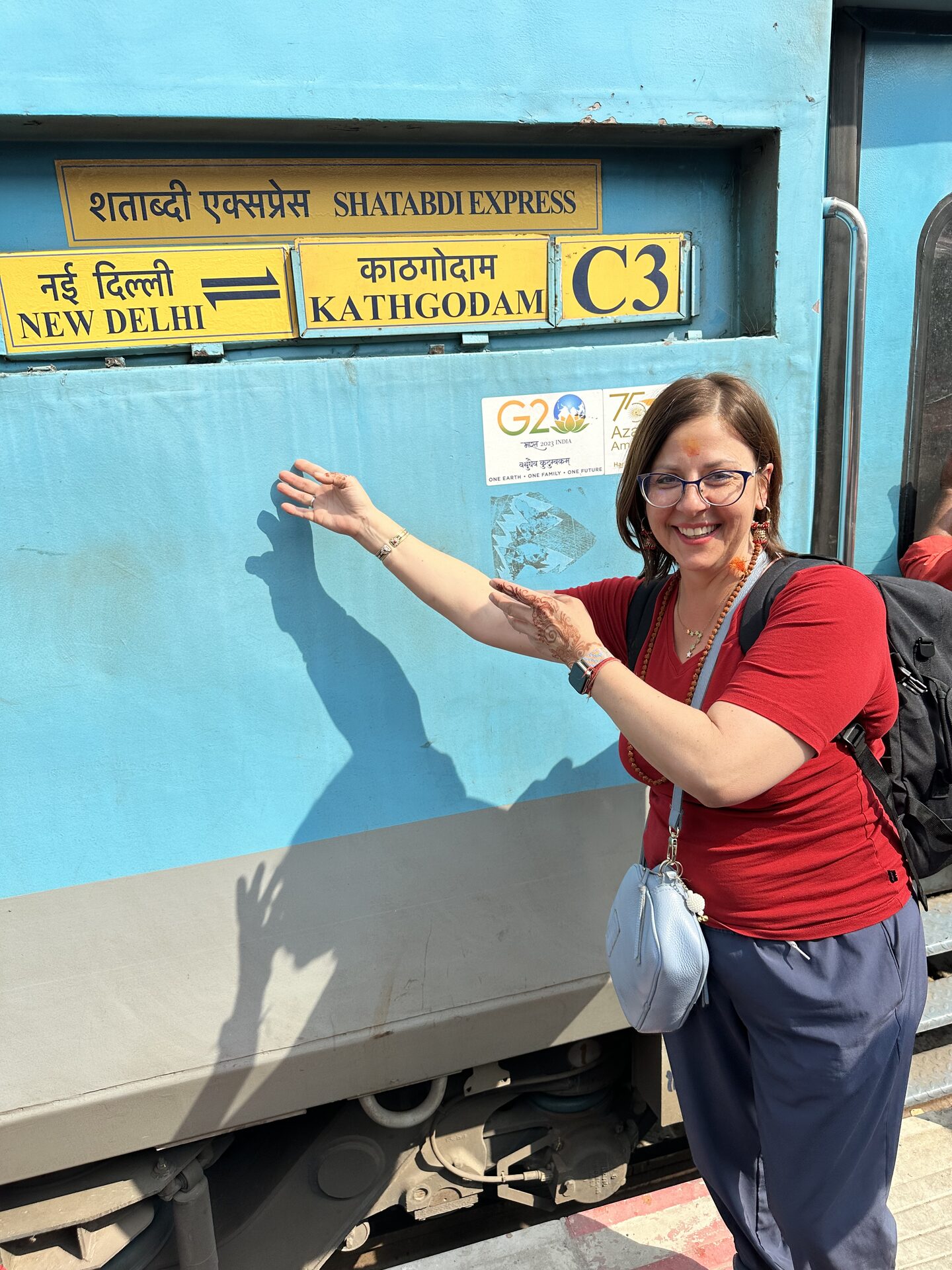 Organizatorka wyprawy stojąca przy pociągu Shatabdi Express w Indiach.