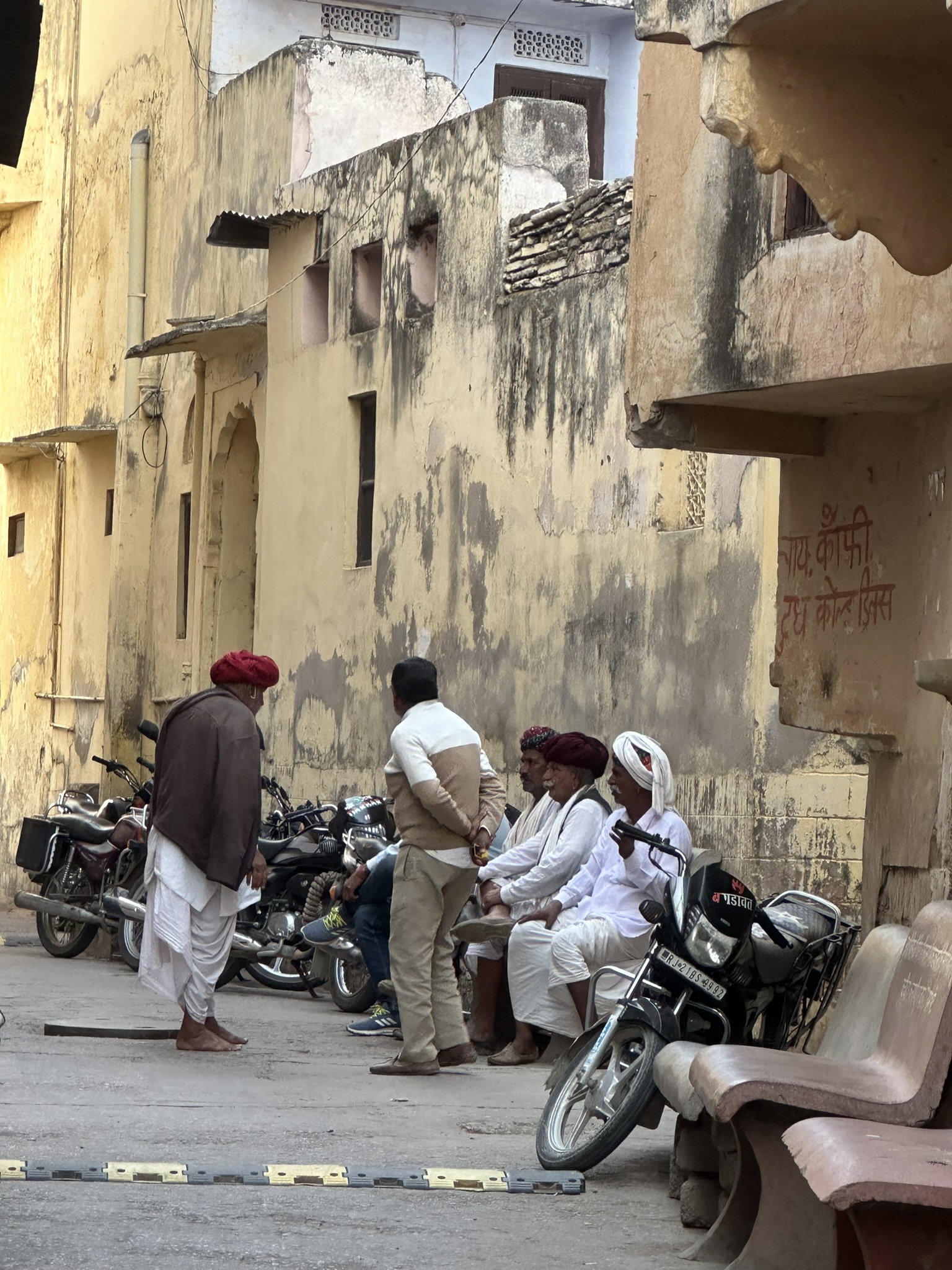 Indyjscy mężczyźni w tradycyjnych strojach w uliczce, Jaipur, Indie