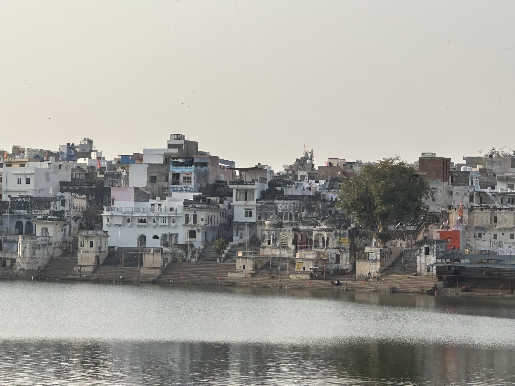 Widok na ghaty i zabudowania miasta Pushkar nad jeziorem
