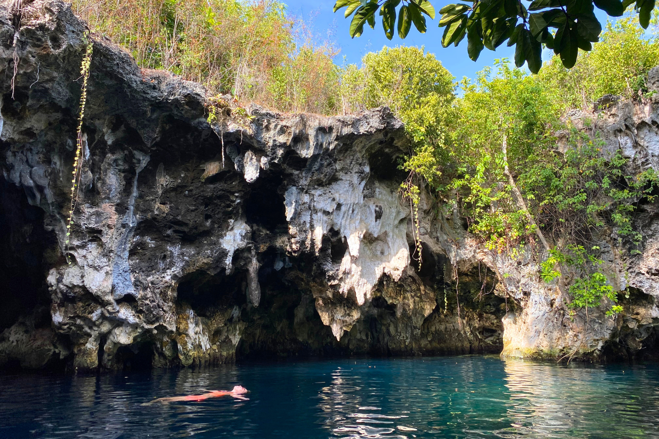 Turkusowa woda w Maalum Cave na Zanzibarze